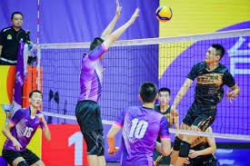 德扑锦标赛：筹码压力下的错误决策。（德扑赛场：筹码压力诱发的决策失误）